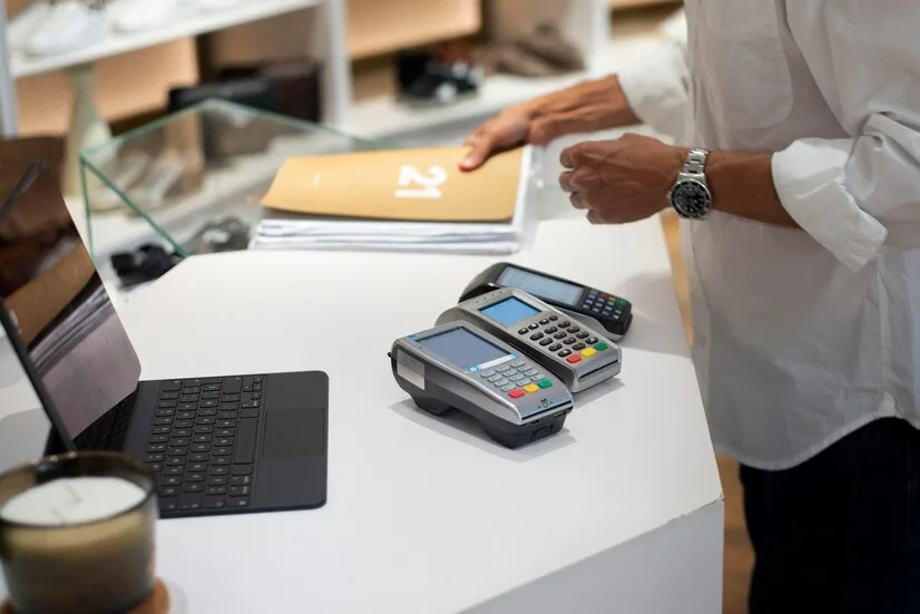 Retail Billing Counter with POS hardware and payment machines